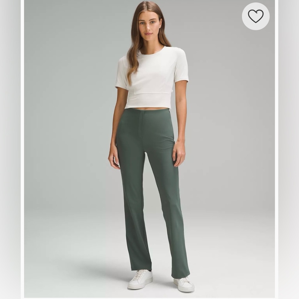 NWT Lululemon Smooth Fit Pull-On High-Rise Pant
Regular (Size 6)